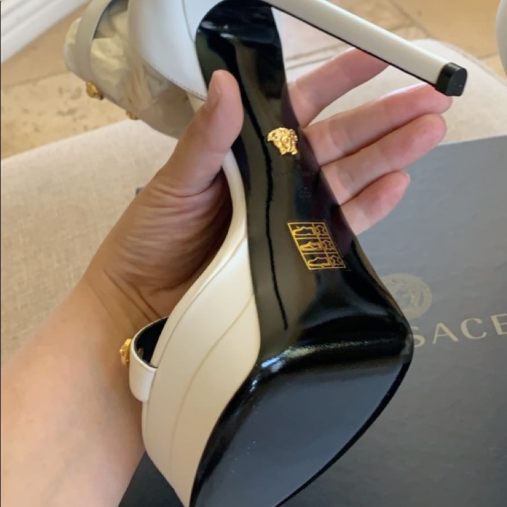 Versace heel - Picture 2 of 2